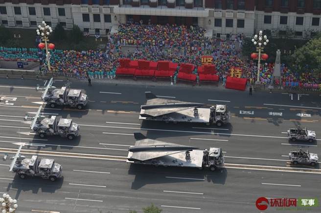 「无侦8」高空高速无人侦察机机身上有两个挂鉤，显示它可能是透过轰-6N，或其他大型飞机在空中发射。（环球网）