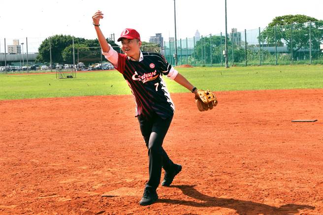 永庆房屋业管部陈赐杰协理开球。／永庆房屋提供