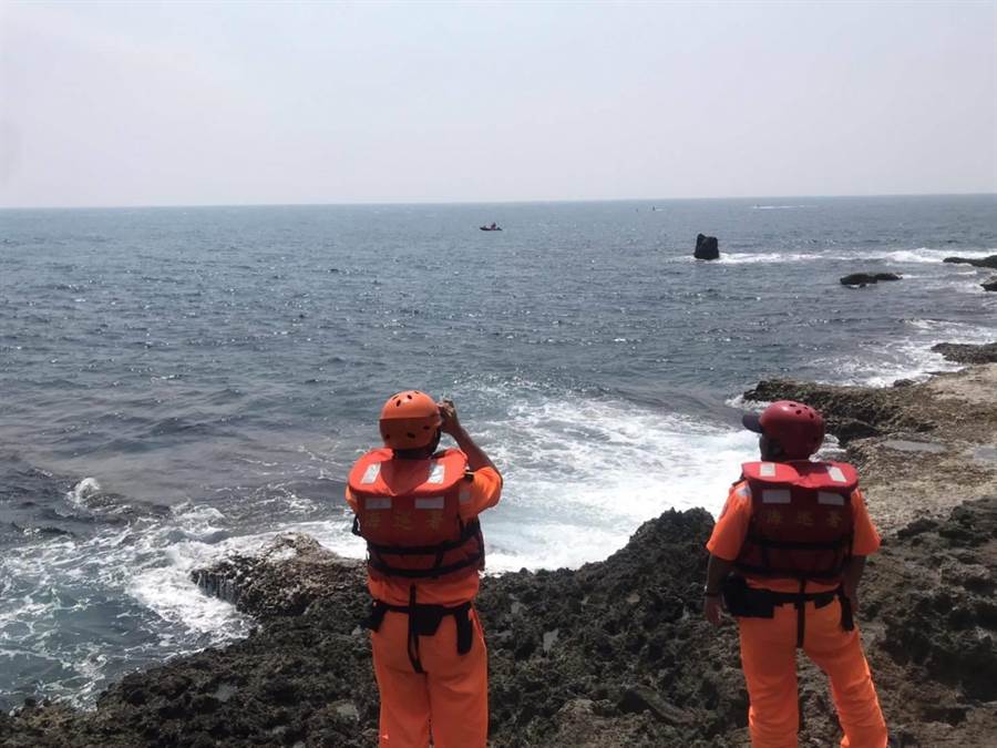 3名潛水客在貓鼻頭外海失蹤，海巡人員前往搜救。(海巡第六岸巡隊提供／潘建志屏東傳真)