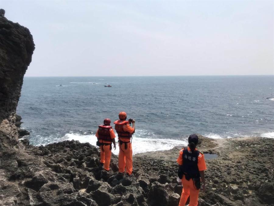 3名潛水客在貓鼻頭外海失蹤，海巡人員前往搜救。(海巡第六岸巡隊提供／潘建志屏東傳真)