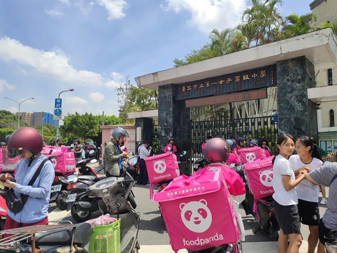 食物外送大受年轻学子欢迎。（资料照片 林良齐摄）