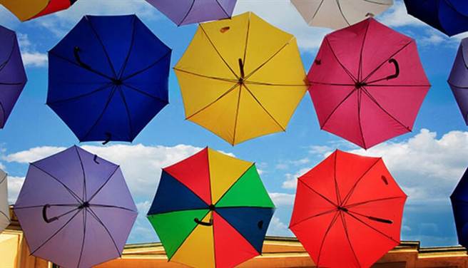 伞布内层常见的塑胶材质，会使雨伞更难回收（图片来源：pixabay）