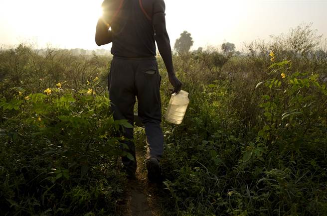 印度乡村地区厕所设施不足，居民仍有在户外大小便的习惯，印度总理莫迪上任后矢言为乡村居民建设足够厕所，消灭户外方便的风俗，不过至今仍未完全解决。（图／美联社）
