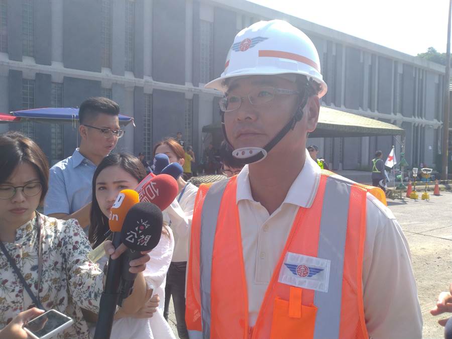 公路總局第四養工處副處長林俊和說，持續監控橋體無再偏移。(許家寧攝)