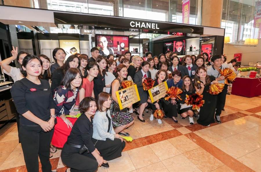 美妝品牌在新光三越台北南西店開門前喊話集氣。（盧禕祺攝）