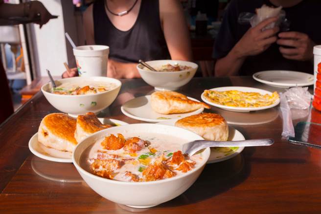 营养师表示，早餐吃烧饼油条、水煎包等高油脂淀粉类是减肥大忌。(达志影像)