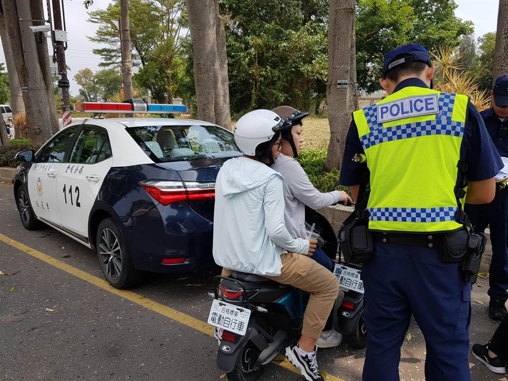 警方取締騎乘電動自行車，違規雙載的自由行陸客。（警方提供／李金生金門傳真）