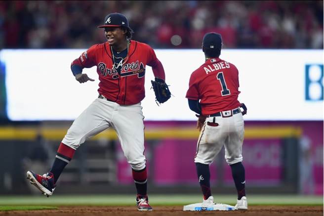 勇士小阿库尼亚(左)与队友庆祝赢球。（美联社）