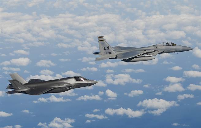 F-15与F-35战机在北海上空飞行的资料照。（美国空军）
