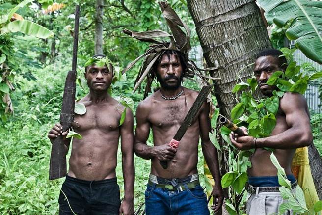 巴布亞紐幾內亞的卡穆拉族游擊隊，他們沒有制服，但會以藍波的紅頭巾為標誌。(圖/bhutadarma)