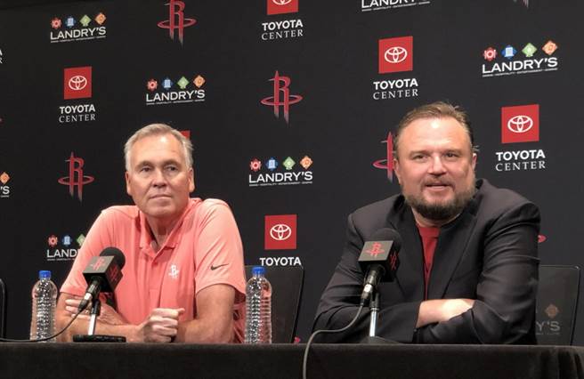 自從火箭總管莫瑞(右)發完支持香港推文後，整個人就神隱了。(摘自火箭官推)