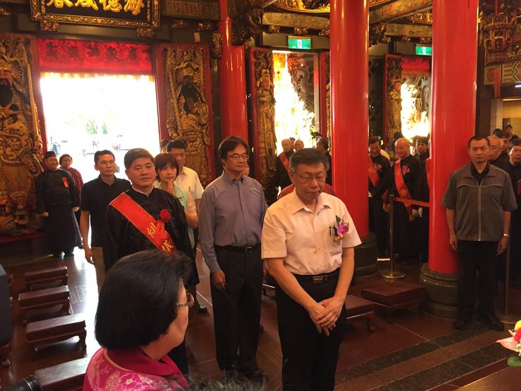 台北市長柯文哲7日早上前往松山慈祐宮參加天上聖母重陽飛昇1032年三獻大典。（張立勳攝）