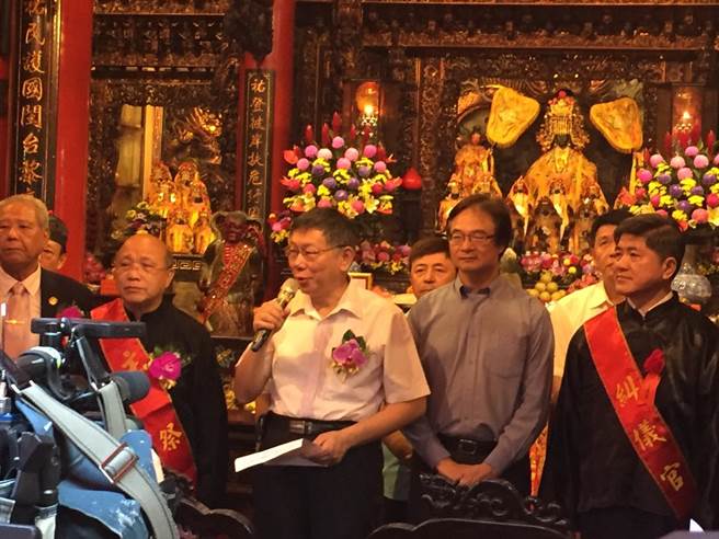 台北市長柯文哲7日早上前往松山慈祐宮參加天上聖母重陽飛昇1032年三獻大典。（張立勳攝）