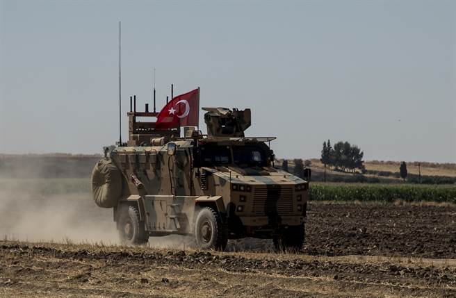 美国与土耳其部队在叙利亚东北部边界执行联合巡逻任务的资料画面。（美联社）