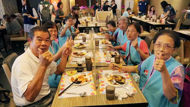 台中潮港城餐飲集團，7日重陽節特邀請雲林家扶、全成基金會的長輩們吃歐式自助餐，長輩們都說好吃。（黃國峰攝）