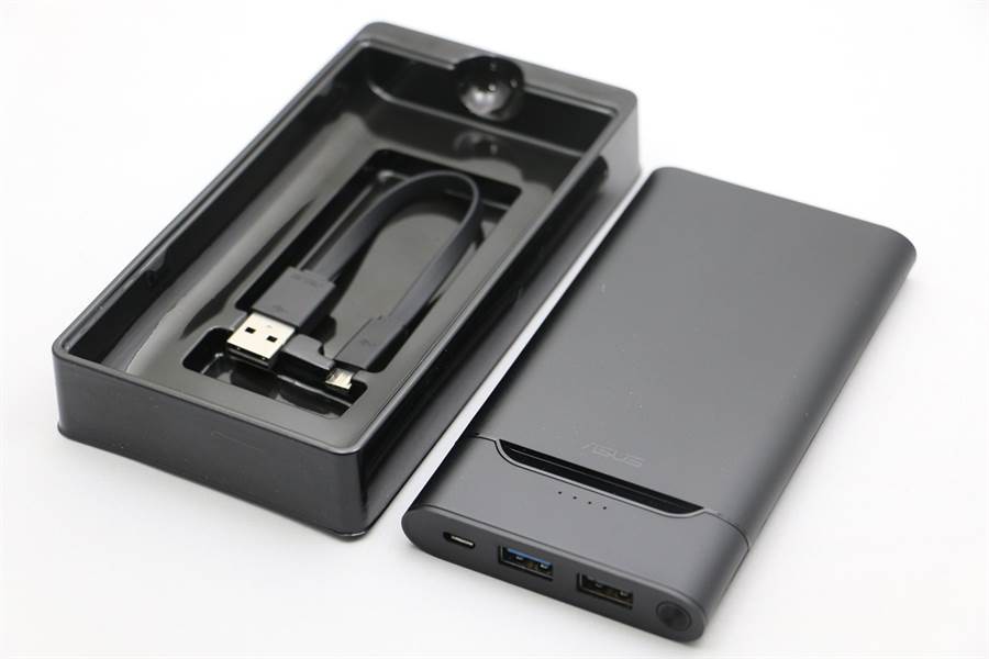 華碩ZenPower 10000 Quick Charge 3.0(型號ABTU018)盒內配件。(黃慧雯攝)