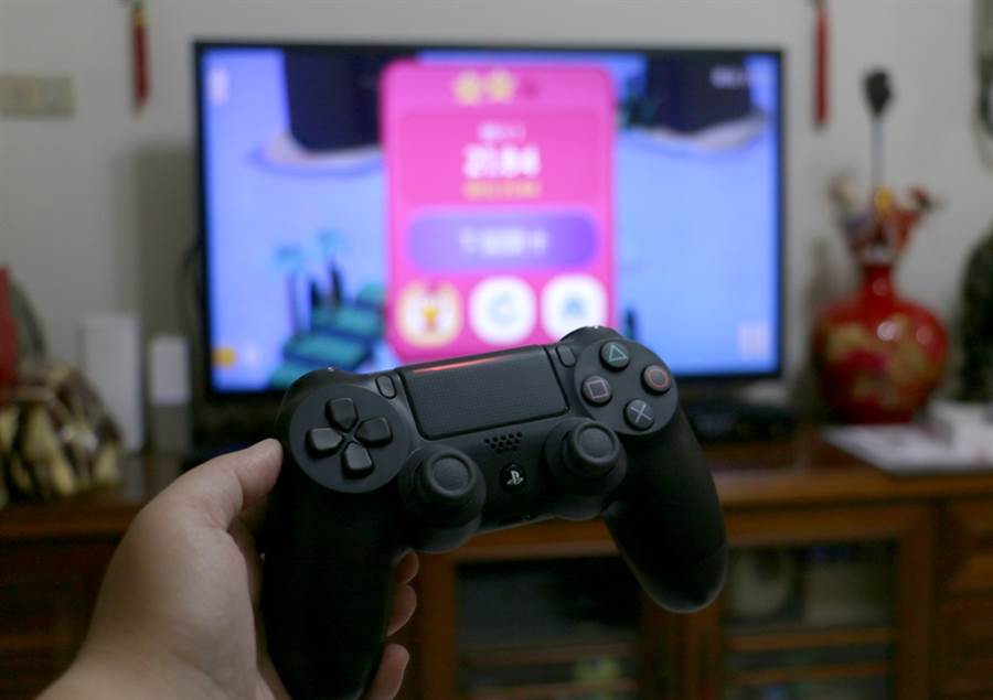 搭配PS4 DUALSHOCK 4控制器，就可以讓Apple TV變身電視遊戲主機。(黃慧雯攝)