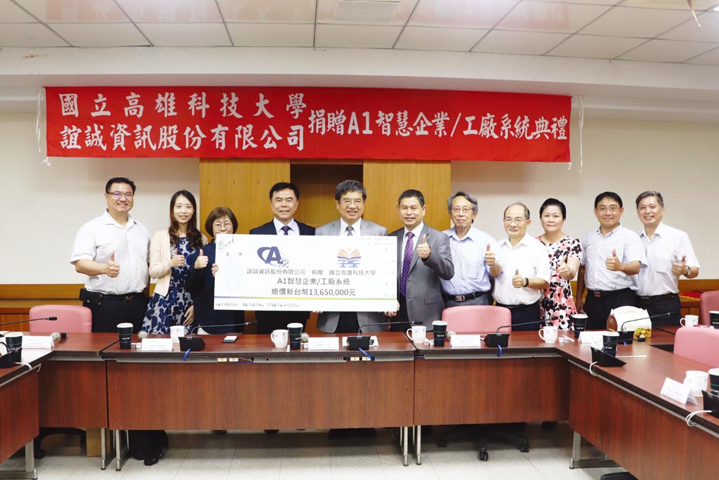 誼誠資訊總經理陳松光（左四）代表捐贈價值1,300餘萬軟體，由高科大校長楊慶煜（左五）代表受贈，右六為前瞻模具技術研究發展中心林栢村主任。圖／高科大提供