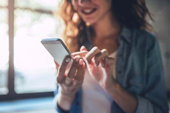 LINE 最新的版本更新iOS9.16.5突破性地支援预览对话视窗功能，完整复制3D Touch的使用效果。（示意图／shutterstock）