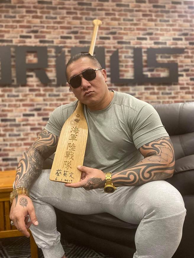 馆长邀台湾艺人在微博放国旗照，呛声「保证没人敢」。(摘自飙捍脸书)