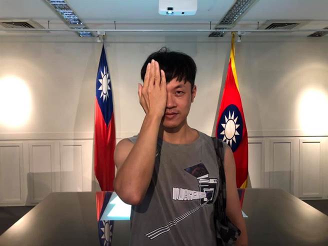 焦糖哥哥陈嘉行po出自己与国旗的合照反呛馆长。(摘自飙捍脸书)