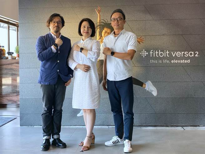 临床心理师吴家硕（左）、Fitbit香港与台湾地区总监高云（中）与群光电子国际贸易处资深处长许瑞文合影。（黄慧雯摄）
