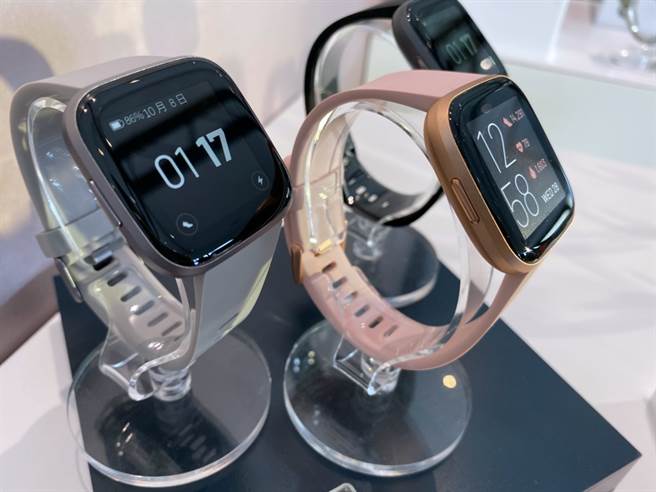 Fitbit Versa 2一般款式，搭配硅胶表带。（黄慧雯摄）
