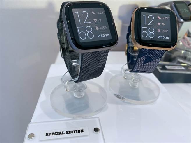 Fitbit Versa 2一般款式，搭配编织表带出售。（黄慧雯摄）
