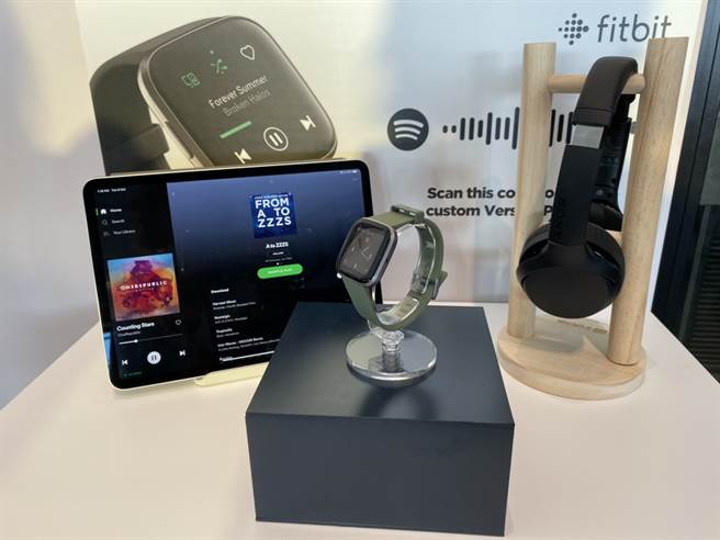 Fitbit Versa 2内建Spotify，搭配耳机轻松听音乐。（黄慧雯摄）
