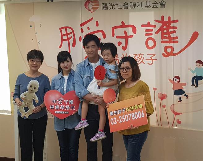 福原愛(左二)、江宏傑(左三)連袂為陽光基金會拍攝公益廣告，呼籲大眾關心燒傷顏損兒的心理健康。(陳筱琳攝)