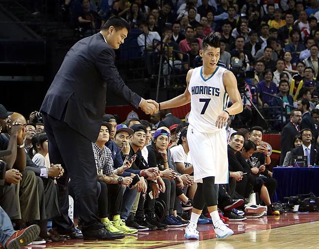 每年的NBA中国赛是大陆篮球迷的重大活动，有多位NBA球星与大陆演艺界人员参加，也是NBA经营大陆市场最重要的行销活动。图为2015年姚明参加在上海举办的NBA中国赛中与当时黄蜂队球星林书豪互动。（图／新华社）