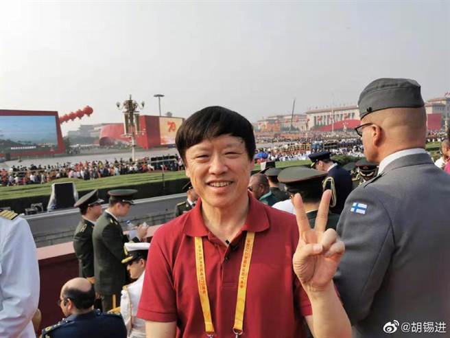 大陆新浪微博着名博主、《环球时报》总编辑胡锡进认为，大陆是NBA消费者，在大陆行销是市场行为，中共官方不必参与抵制。图为胡锡进在北京阅兵式上。（图／胡锡进微博）