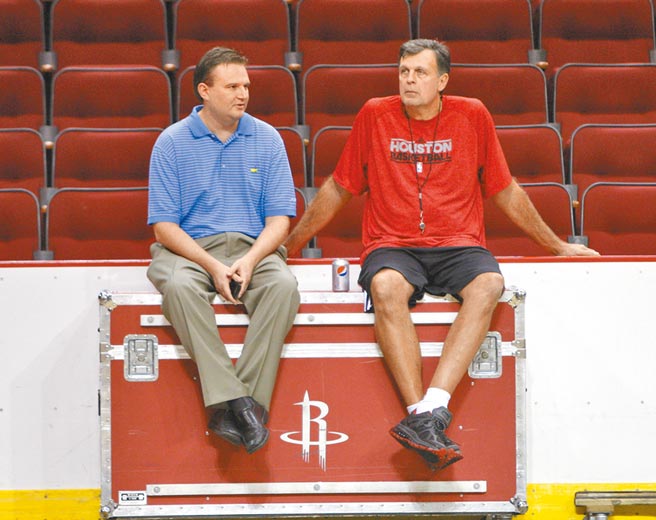 NBA休士頓火箭隊總經理莫雷（左）。（新華社資料照片）