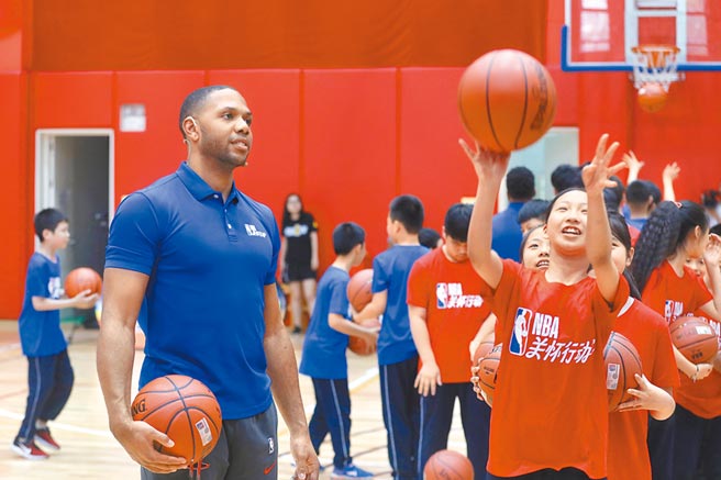 大陸人對NBA有股狂熱。圖為6月2日，NBA休士頓火箭隊球員戈登在北京指導兒童投籃。（中新社）