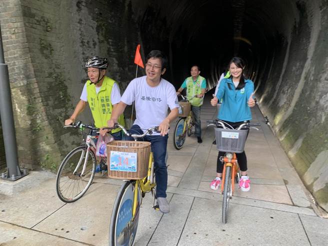 立委蔡適應（中）見基隆市議員時期提案催生七汐自行車步道落成，心情愉悅。（立委蔡適應提供／許家寧基隆傳真）