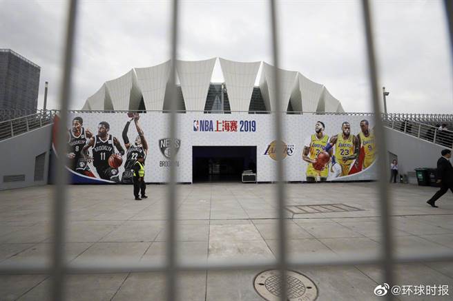 原定于今晚在上海东方体育中心举行的2019球迷之夜已经取消。今天下午，记者在上海东方体育中心看到，原本位于体育中心广场上的赞助商东风日产的看板已经被挪走。体育中心门前的展板内容已经发生变化，任何与赞助商有关的信息都已被去掉。(环球时报微博)