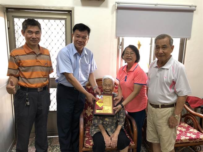 高雄市杉林区区长刘德旺（左二）等人探视百岁人瑞张吴贵娣女士（中）。（杉林区公所提供／林瑞益高雄传真）