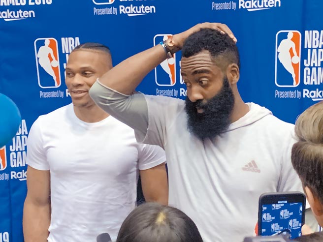 NBA火箭總管挺港言論延燒，當家球星哈登（右）攜同隊球星威少公開道歉。（取自新浪微博@球和可樂小號）