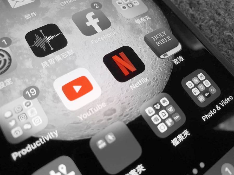 Piper Jaffray 統計，YouTube 首度超越 Netflix，成為美國青少年最喜愛觀賞的線上影音平台。(黃慧雯攝／製)