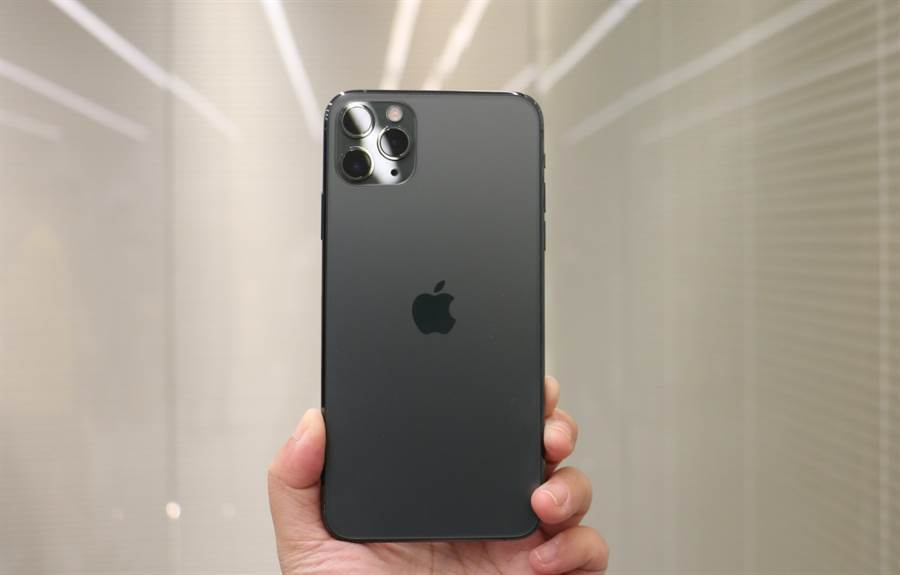 iPhone 11 Pro Max 獲得《消費者報告》最佳手機的評價。(黃慧雯攝)