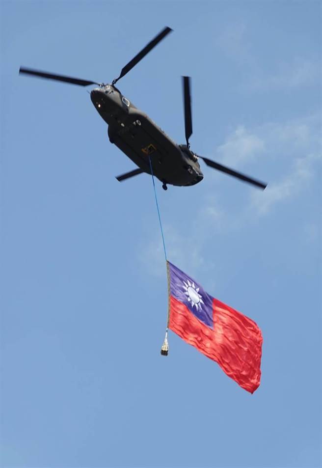 陸軍CH-47SD運輸直升機，吊掛巨幅國旗進場。（圖/姚志平攝）