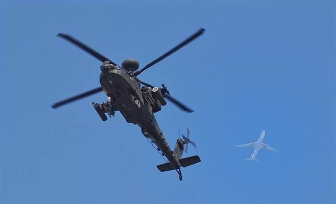 阿帕契攻擊直升機飛過總統府前時，民航機從後方掠過。（圖/姚志平攝）