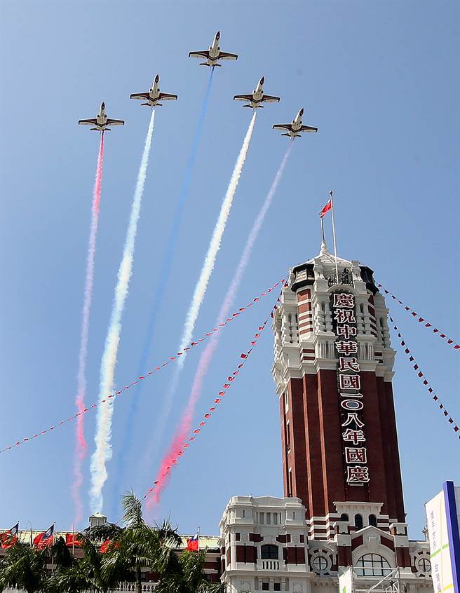 空軍雷虎小組AT-3教練機飛越台北上空，以彩色煙幕為108年國慶大會畫下句點。（圖/范揚光攝）