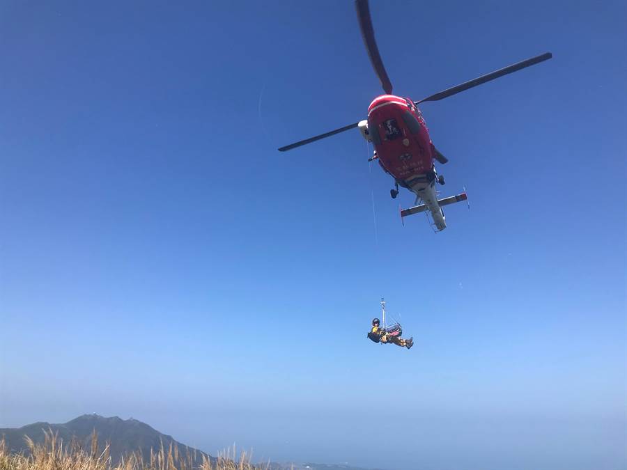 警消人員今中午12點20分獲報，鄭姓登山客在七星山主峰、東峰之間步道發生休克，立即派出直升機前往救援。（翻攝照片／李文正台北傳真）