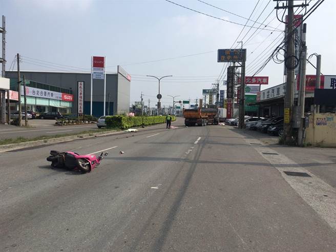 兩名剛從虎科大畢業的女生10日共騎粉紅摩托車，擦撞小貨車後倒地，遭後方砂石車剎車不及輾斃。（資料照片）