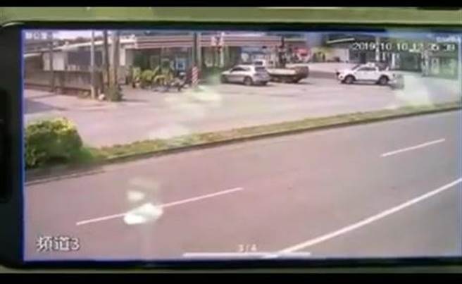 網友公布的監視器影片一開始有一輛白色小客車倒車。（翻攝自臉書斗六人文社交圈）
