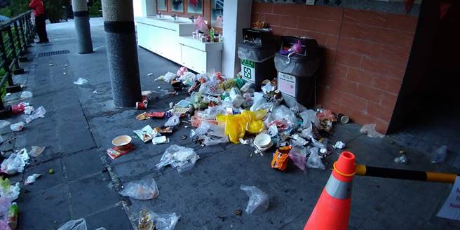 观光胜地太鲁阁的超商后面，遍布满地垃圾，让网友看了好傻言，直说台湾人到底有什么脸笑大陆人水准 (图／翻摄自爆怨公社)