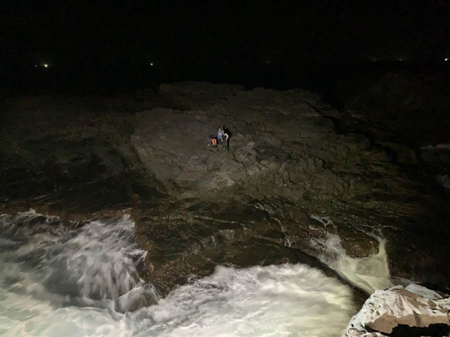 4名釣客今凌晨在東北角龍洞三支磯釣，遭遇海水漲潮，受困礁石一晚。（第二岸巡隊提供／許家寧新北傳真）