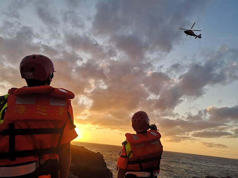 空勤直升機天亮時展開吊掛作業，成功救援4名釣客。（第二岸巡隊提供／許家寧新北傳真）