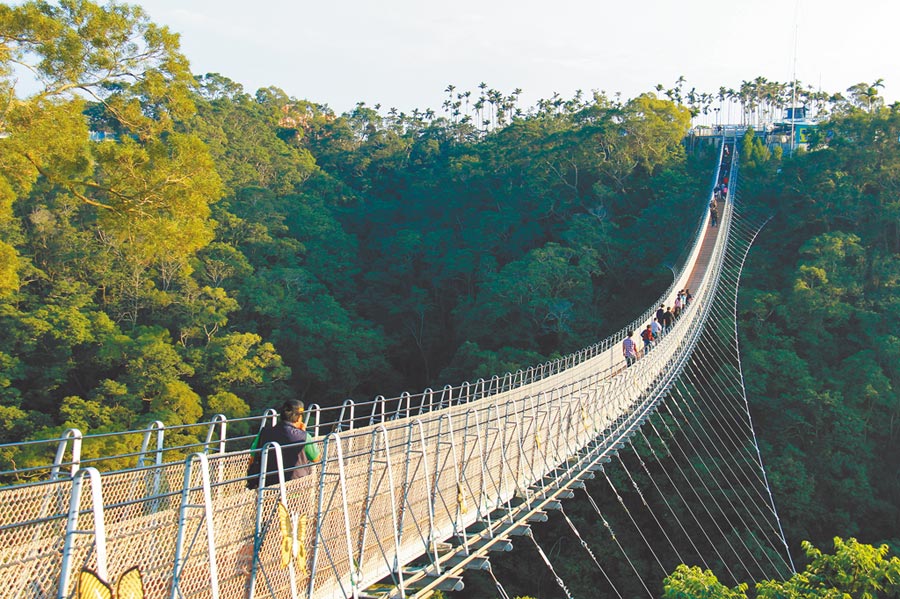 南投縣知名風景區的猴探井天空之橋曾在開幕後短短4個月內創下百萬觀光人潮，如今遊客大減。（本報資料照片）